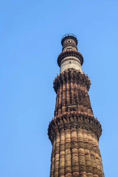 Qutub minar tower nebo Katb minar, nejvyšší cihlový minaret v th — Stock fotografie