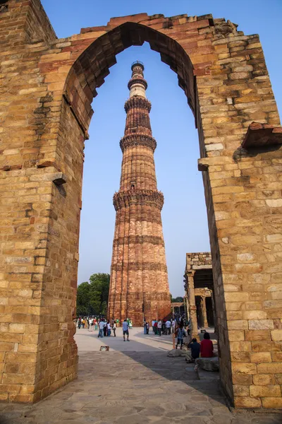 Qutub minar tower nebo Katb minar, nejvyšší cihlový minaret v th — Stock fotografie