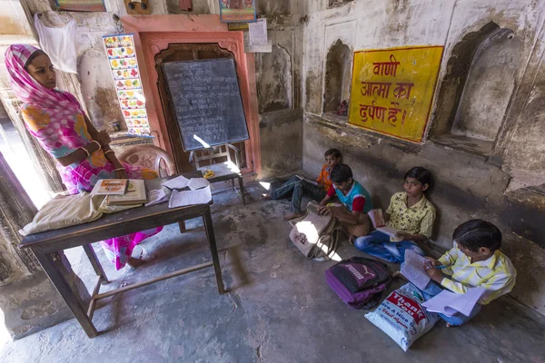 Děti studovat ve vesnické škole v mandawa, Indie. — Stock fotografie