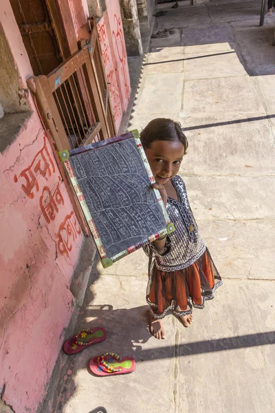 Des enfants étudient dans l'école du village à Mandawa, en Inde . — Photo