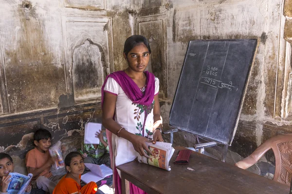 Des enfants étudient dans l'école du village à Mandawa, en Inde . — Photo