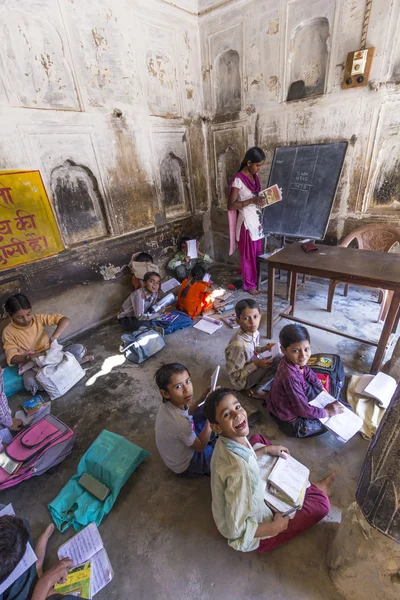 Kinderen studie in dorpsschool in mandawa, india. — Stockfoto