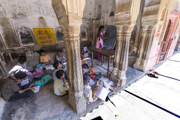 Kinderen studie in dorpsschool in mandawa, india. — Stockfoto