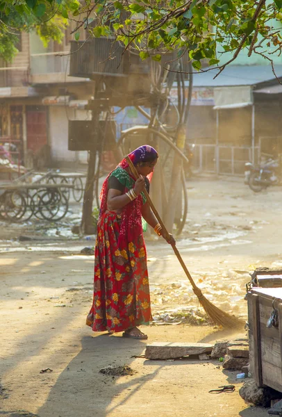 Indiase vrouwen van fourt klasse in felgekleurde kleding reinigt — Stockfoto