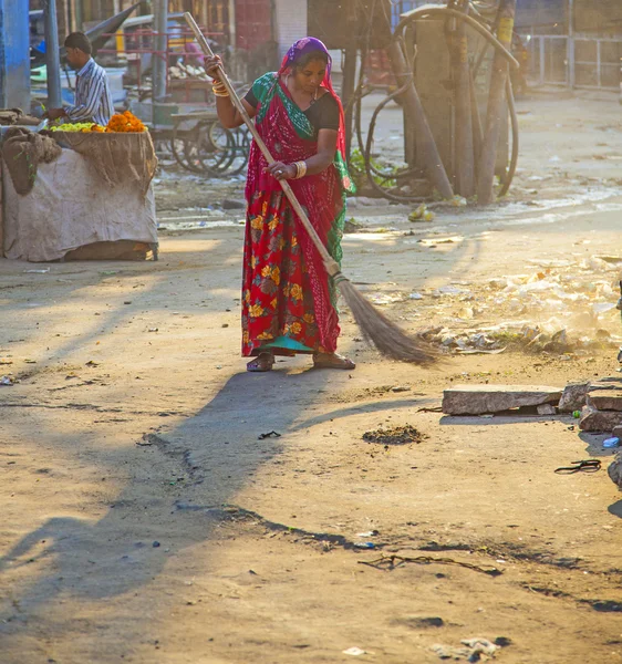 Las mujeres indias de la clase fourt en ropa de colores brillantes limpia —  Fotos de Stock