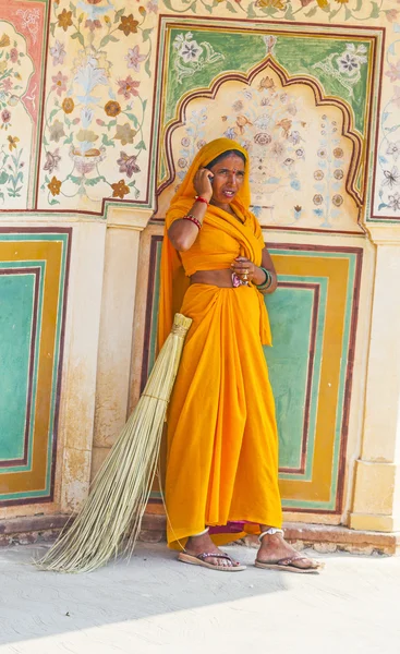 Woman of fourt class in brightly colored sari clean the Amber pa — Stock Photo, Image
