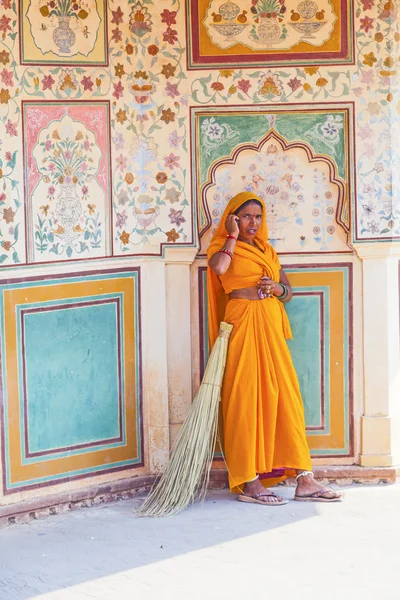 Mujer de cuatro clases en sari de colores brillantes limpiar el ámbar pa — Foto de Stock