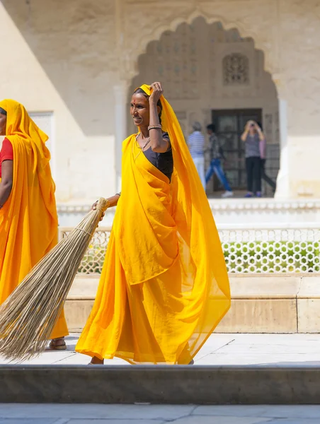 Donna di classe fourt in abiti dai colori vivaci pulisce l'ambra — Foto Stock