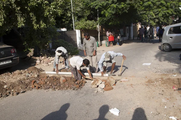 Arbeiter reparieren die Kanalisation — Stockfoto