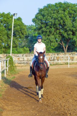 Parcour 'da atını süren bir kadın