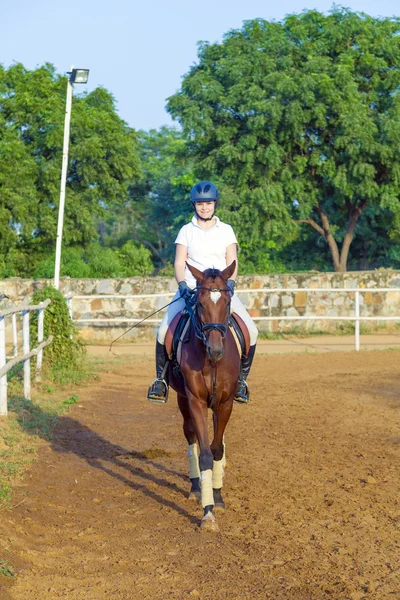 パルクールで彼女の馬に乗って女性 — ストック写真