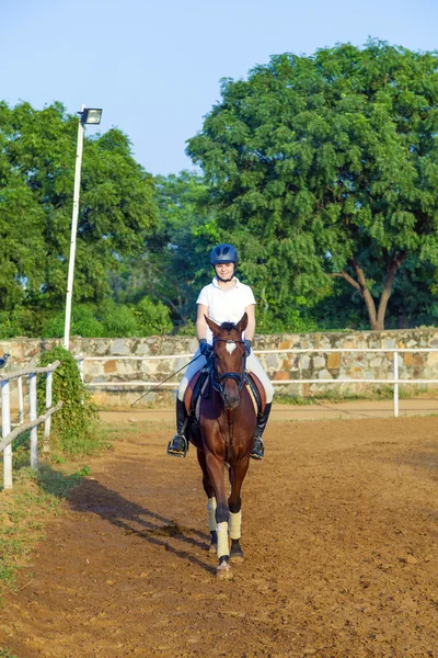 Mulher montando seu cavalo no parcour — Fotografia de Stock