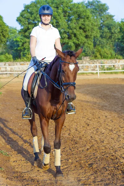 Kvinna rider sin häst i parcour — Stockfoto