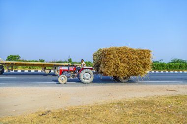 Traktör ülke Road ile saman taşıma