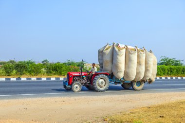 Traktör ülke Road ile saman taşıma