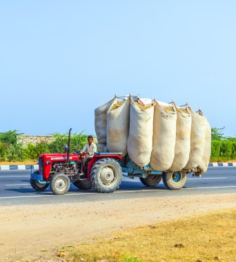 Traktör ülke Road ile saman taşıma