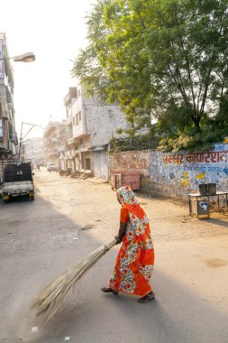 Dördüncü sınıf parlak renkli giyim kadın str temizler