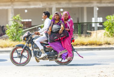 Anne, baba ve küçük çocuk scooter ile meşgul Merhaba sürme