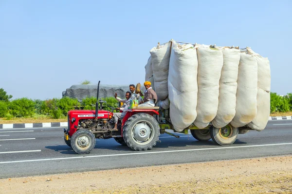 国の道路でトラクターでわらの輸送 — ストック写真