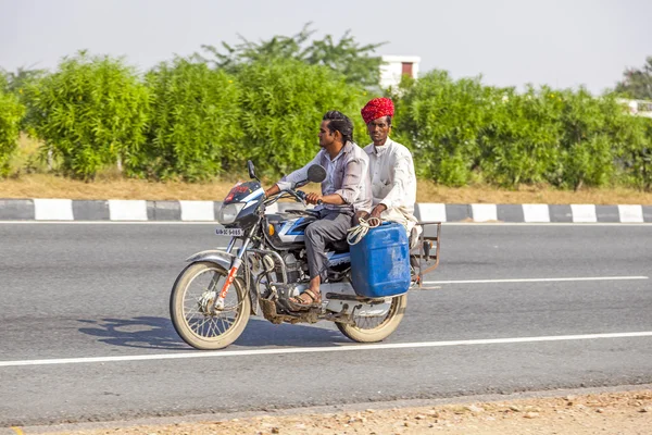 Uomini che viaggiano in scooter attraverso l'autostrada trafficata — Foto Stock