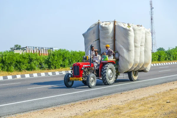 Strohtransport mit Traktor auf Landstraße — Stockfoto