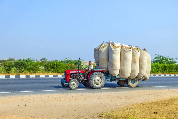 Halmtransport med traktor på vei i landet – stockfoto