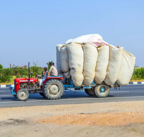 Straw transport with tractor on country road — Stock Photo, Image