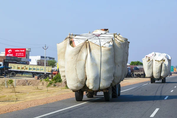 Transporte de palha com trator na estrada de campo — Fotografia de Stock