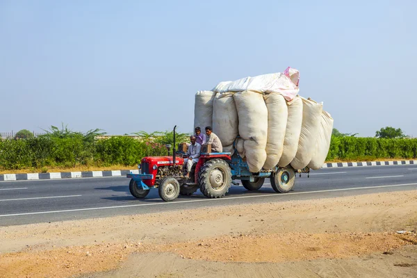 Transporte de paja con tractor por carretera —  Fotos de Stock