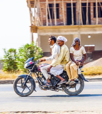 Anne, baba ve küçük çocuk scooter ile meşgul Merhaba sürme