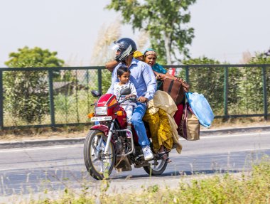 Anne, baba ve küçük çocuk scooter ile meşgul Merhaba sürme