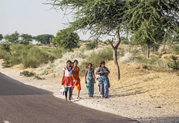 Αγνώστων στοιχείων κορίτσια στην πορεία τους προς τη δίκαιη pushkar — Φωτογραφία Αρχείου