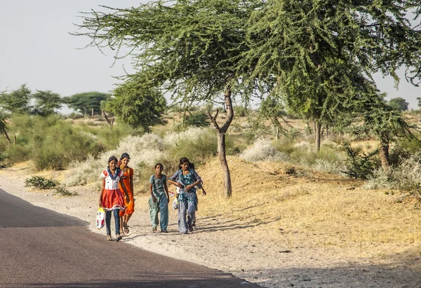 Oidentifierade tjejer på väg att rättvis pushkar — Stockfoto