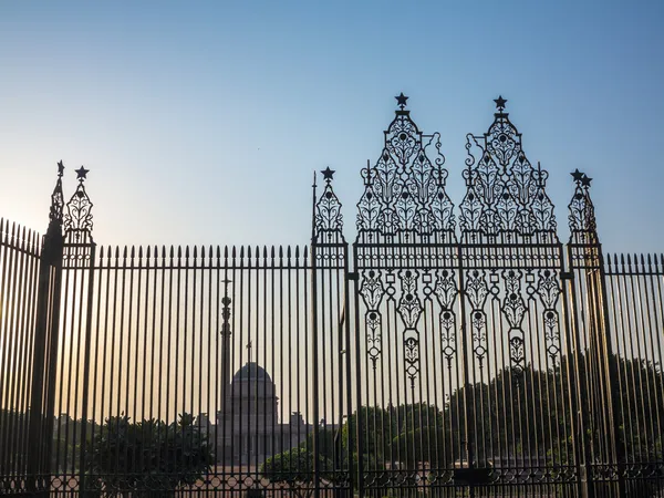 Gates at entrance to House of Parliament, Delhi, India — Stock Photo, Image