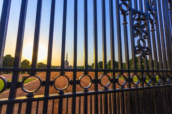 Gates at entrance to House of Parliament, Delhi, India — Stock Photo, Image