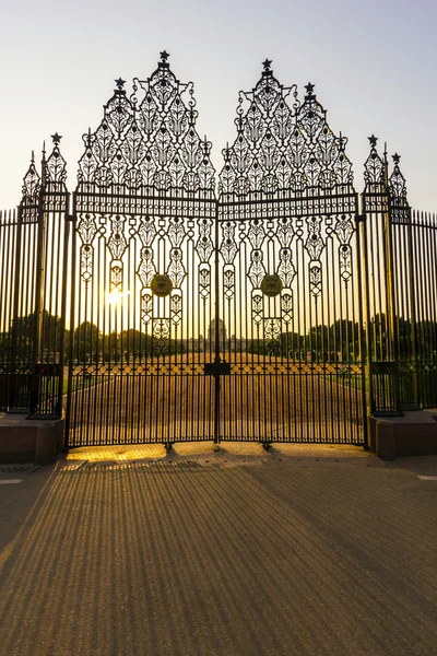 Cancelli all'ingresso della Camera del Parlamento, Delhi, India — Foto Stock