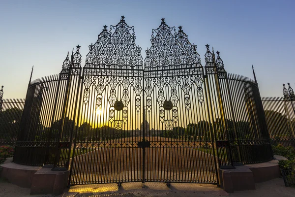 Portões à entrada da Casa do Parlamento, Delhi, Índia — Fotografia de Stock