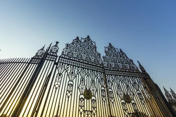 Puertas en la entrada a la Casa del Parlamento, Delhi, India —  Fotos de Stock