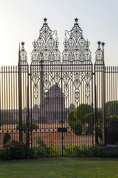 Gates at entrance to House of Parliament, Delhi, India — Stock Photo, Image