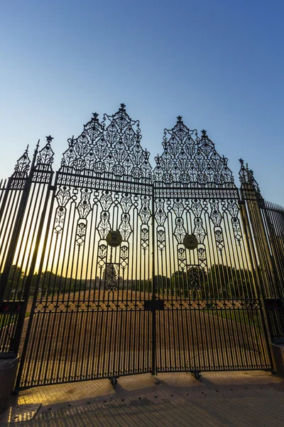 Ворота при входе в Дом Парламента, Дели, Индия — стоковое фото