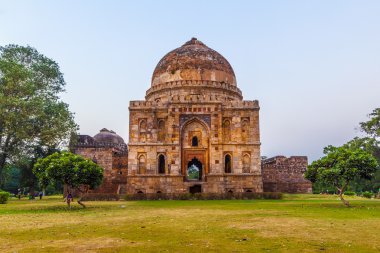Lodi bahçeleri. İslami mezar (Bara Gumbad) çevre düzenlemesi garde ayarla