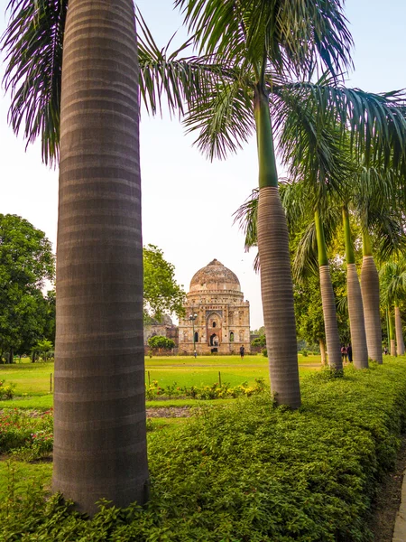 Lodi Gardens. Túmulo Islâmico (Bara Gumbad) situado em garde paisagística — Fotografia de Stock