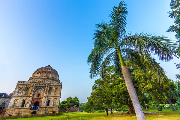 Lodi Gardens. Túmulo Islâmico (Bara Gumbad) situado em garde paisagística — Fotografia de Stock