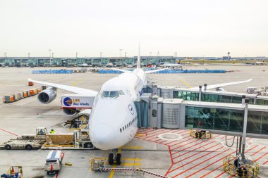 frankfurt Havalimanı Havalimanı Lufthansa 747 uçak Park