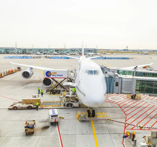 汉莎航空 747 飞机停泊在法兰克福机场机场同时 — 图库照片