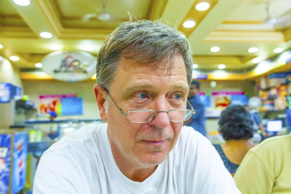 Retrato del hombre de ocio esperando al comensal en una res de comida rápida —  Fotos de Stock