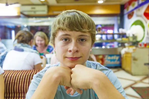 Boy in arestauant waits for the food — Stock Photo, Image