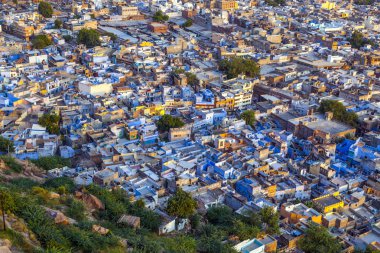 žena s červenou kabelku a deštník na lavičce