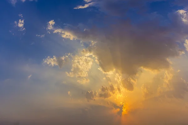 壮观的金色的夕阳与云 — 图库照片