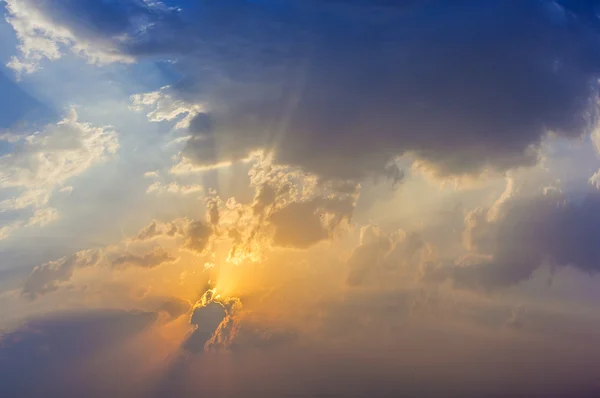 Espetacular pôr do sol dourado com nuvens — Fotografia de Stock